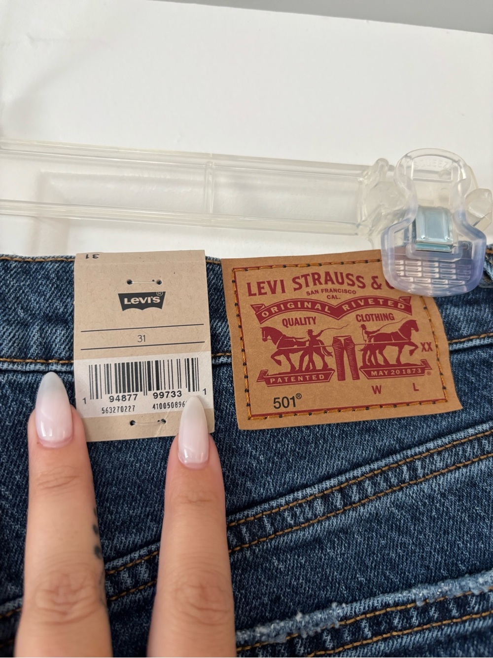 NWT Levi’s 501 Original High Rise Denim Shorts - Raw Hem - Medium Wash - Size 31 - Picture 6 of 7